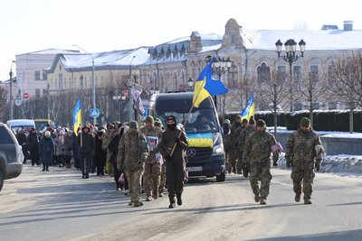 Провели "живим коридором": громада на Черкащині попрощалася із захисником Провели "живим коридором": громада на Черкащині попрощалася із захисником