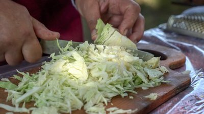 Затерта капуста з Пляшівки на Рівненщині: старовинний рецепт із пшоном, салом та грибами Затерта капуста з Пляшівки на Рівненщині: старовинний рецепт із пшоном, салом та грибами