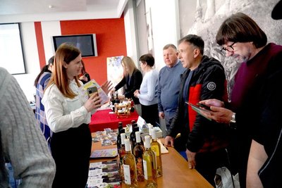 Крафтові виробники Хмельниччини представили свою продукцію на ярмарку у Кам'янці-Подільському Крафтові виробники Хмельниччини представили свою продукцію на ярмарку у Кам'янці-Подільському