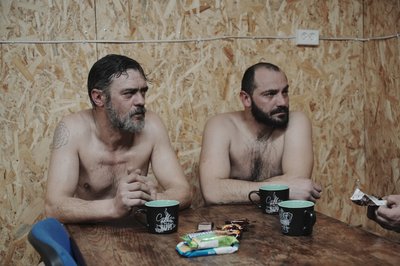 Військові п'ють чай після паріння у лазні Військові п'ють чай після паріння у лазні