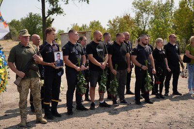 У Марганці попрощалися із загиблим внаслідок обстрілу РФ рятувальником Данилом Хижняком У Марганці попрощалися із загиблим внаслідок обстрілу РФ рятувальником Данилом Хижняком