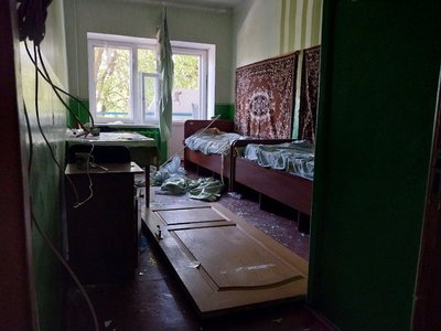 "Коли ви нас заберете додому?": як живуть мешканці розбомбленого в Сумах пансіонату для літніх людей "Коли ви нас заберете додому?": як живуть мешканці розбомбленого в Сумах пансіонату для літніх людей