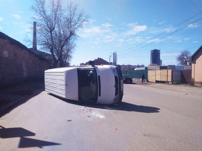 Зіштовхнулися легковий автомобіль з мікроавтобусом. Аварія у Кропивницькому Зіштовхнулися легковий автомобіль з мікроавтобусом. Аварія у Кропивницькому