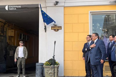 В Одесі на колишній Катерининській площі встановили табличку з новою назвою В Одесі на колишній Катерининській площі встановили табличку з новою назвою