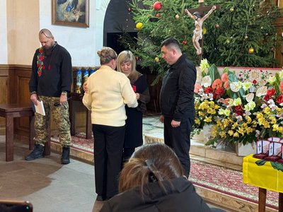 "Хрест Героя": у Вінниці рідним 21 загиблого захисника вручили відзнаки бійців "Хрест Героя": у Вінниці рідним 21 загиблого захисника вручили відзнаки бійців