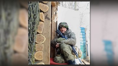 Купує автівки та ставить їх у різних містах України, щоб знайти безвісти зниклого батька. Одна з них стоїть у Чернігові Купує автівки та ставить їх у різних містах України, щоб знайти безвісти зниклого батька. Одна з них стоїть у Чернігові