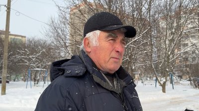 Хмельничанин Петро Делечук розповів, на різдвяно-новорічні свята у нього була жива ялинка, яку він залишив біля контейнерного майданчика Хмельничанин Петро Делечук розповів, на різдвяно-новорічні свята у нього була жива ялинка, яку він залишив біля контейнерного майданчика