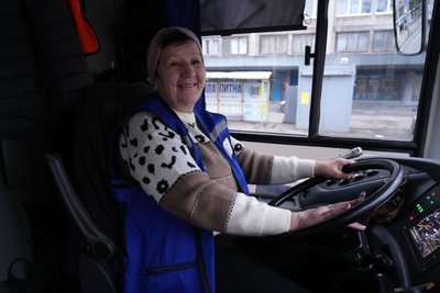 "Хто раз сів за руль – більше не встане": Наталя Нешта 52 роки працює водійкою тролейбуса у Дніпрі "Хто раз сів за руль – більше не встане": Наталя Нешта 52 роки працює водійкою тролейбуса у Дніпрі