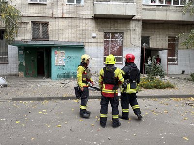 Російський дрон влучив у багатоповерхівку в Сумах Російський дрон влучив у багатоповерхівку в Сумах