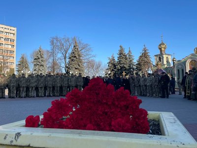 "Ми молимося за кожного захисника": у Черкасах вшанували пам'ять полеглих "кіборгів" "Ми молимося за кожного захисника": у Черкасах вшанували пам'ять полеглих "кіборгів"