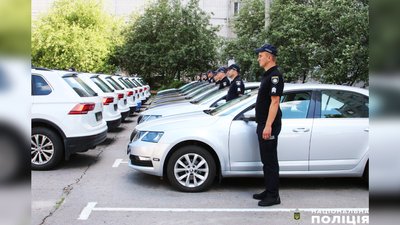 16 службових автомобілів для поліцейських Чернігівщини передали правоохоронці Естонії 16 службових автомобілів для поліцейських Чернігівщини передали правоохоронці Естонії