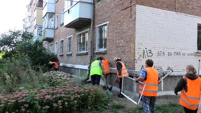 Пошкоджене житло, лікарня та автівки: які наслідки атаки на Конотоп на Сумщині Пошкоджене житло, лікарня та автівки: які наслідки атаки на Конотоп на Сумщині
