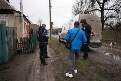 "Дайте мені будинок — я поїду". Як спецпідрозділ поліції вивозить з Краснопілля людей "Дайте мені будинок — я поїду". Як спецпідрозділ поліції вивозить з Краснопілля людей