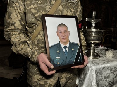 У Полтаві попрощалися із трьома воїнами, які полягли на фронті У Полтаві попрощалися із трьома воїнами, які полягли на фронті