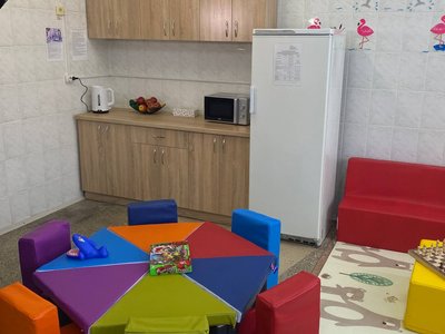 З мʼякими меблями, іграшками та кухонним куточком: у двох вінницьких медзакладах відкрили дитячі кімнати З мʼякими меблями, іграшками та кухонним куточком: у двох вінницьких медзакладах відкрили дитячі кімнати