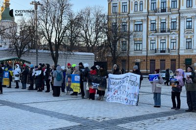 "Зустрінемо Різдво вдома": у Києві пройшла акція на підтримку цивільних полонених "Зустрінемо Різдво вдома": у Києві пройшла акція на підтримку цивільних полонених