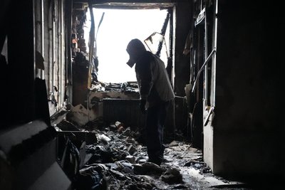 Бійці ДФТГ №8 у Сумах врятували родину з палаючого будинку Бійці ДФТГ №8 у Сумах врятували родину з палаючого будинку