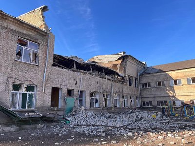 Наслідки обстрілу школи у Краматорську. Фото: Facebook / Олександр Гончаренко Наслідки обстрілу школи у Краматорську. Фото: Facebook / Олександр Гончаренко