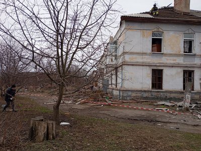 У Сумах ліквідовують наслідки ракетного удару: що відомо У Сумах ліквідовують наслідки ракетного удару: що відомо