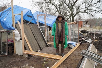 На Дніпропетровщині архітектор з Бахмута власноруч зводить будинок для себе та двох котів На Дніпропетровщині архітектор з Бахмута власноруч зводить будинок для себе та двох котів
