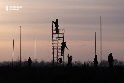 Військовослужбовці інженерного підрозділу натягують сітки над однією з доріг на Донеччині, 22 листопада 2025 року Військовослужбовці інженерного підрозділу натягують сітки над однією з доріг на Донеччині, 22 листопада 2025 року