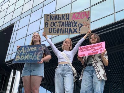 "Байдужість вбиває": в Києві пройшла акція на підтримку військовополонених "Байдужість вбиває": в Києві пройшла акція на підтримку військовополонених