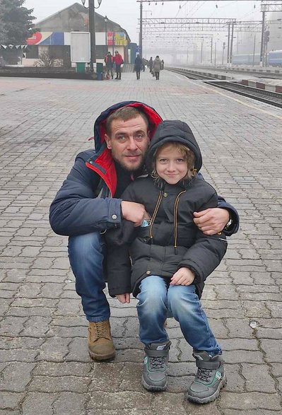 Іван з сином Максимом на залізничному вокзалі обласного центру Іван з сином Максимом на залізничному вокзалі обласного центру