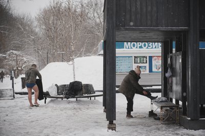 Люди прийшли скупатися у купелі в Саржиному Яру у Харкові Люди прийшли скупатися у купелі в Саржиному Яру у Харкові