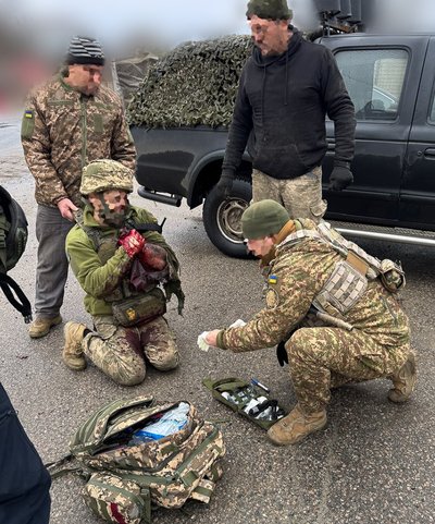 Гвардієць 5 Слобожанської бригади "Скіф" НГУ надав допомогу побратимуна блокпості біля Харкова Гвардієць 5 Слобожанської бригади "Скіф" НГУ надав допомогу побратимуна блокпості біля Харкова
