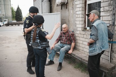 Психологи спілкуються з людьми після влучання РФ у гаражний кооператив у Салтівському районі Харкова Психологи спілкуються з людьми після влучання РФ у гаражний кооператив у Салтівському районі Харкова