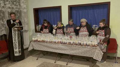 "Ми робимо з душею": волонтерки з Одещини спекли понад 250 пасок для поранених військових