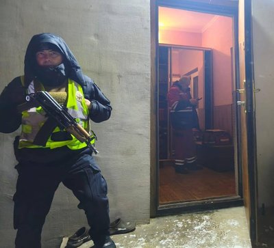 Правоохоронці та медики працюють на місці події Правоохоронці та медики працюють на місці події