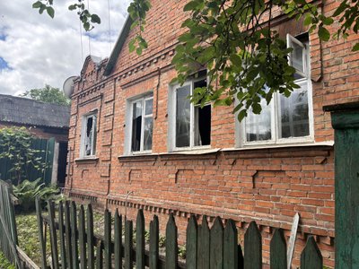 У Сумах дітей рятували через вікно після удару російського БпЛА. Репортаж У Сумах дітей рятували через вікно після удару російського БпЛА. Репортаж