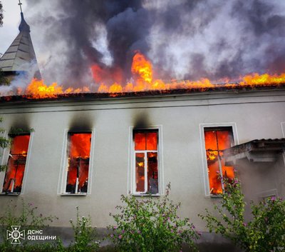 Влучила блискавка: на Одещині горіла церква Влучила блискавка: на Одещині горіла церква