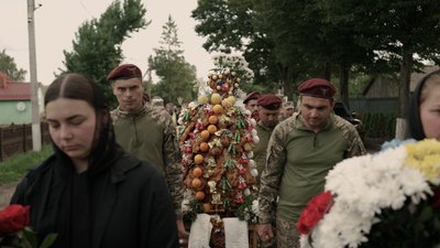 Роблять на похорон, щоби віддати шану: як у селах Буковини зберігають традицію поминального деревця | "Жива спадщина" Роблять на похорон, щоби віддати шану: як у селах Буковини зберігають традицію поминального деревця | "Жива спадщина"