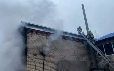 Рятувальники гасять пожежу у одному з будинків на Миколаївщині Рятувальники гасять пожежу у одному з будинків на Миколаївщині