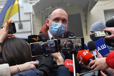 Заступник керівника Офісу президента Олега Татаров спілкується з пресою біля Вищого антикорупційного суду у Києві, 30 грудня 2020 року Заступник керівника Офісу президента Олега Татаров спілкується з пресою біля Вищого антикорупційного суду у Києві, 30 грудня 2020 року