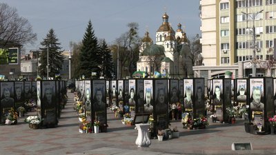 Писанковий сад встановили на центральному майдані Рівного