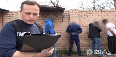В Одесі затримали трьох підозрюваних у вимаганні: чоловіку погрожували через вигаданий борг В Одесі затримали трьох підозрюваних у вимаганні: чоловіку погрожували через вигаданий борг