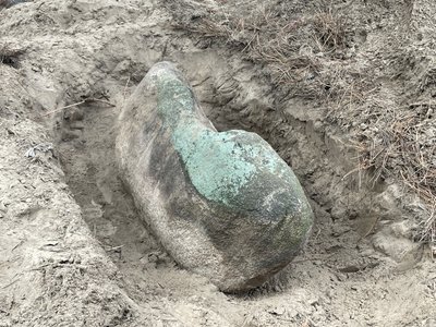 Використовували для поховання. У дніпровському лісі знайшли стародавню пам’ятку Використовували для поховання. У дніпровському лісі знайшли стародавню пам’ятку