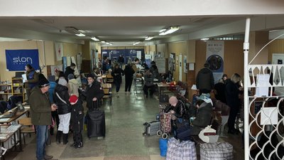 Транзитний центр для евакуйованих у Лозовій Транзитний центр для евакуйованих у Лозовій