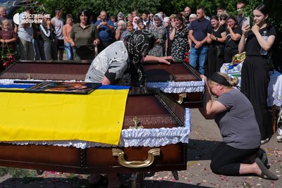 Тітка братів Мосейчуків і дружина Романа Ольга прощаються зі своїми рідними на подвірʼї біля двоповерхівки у Калинівці, де Максим жив із матірʼю Тітка братів Мосейчуків і дружина Романа Ольга прощаються зі своїми рідними на подвірʼї біля двоповерхівки у Калинівці, де Максим жив із матірʼю