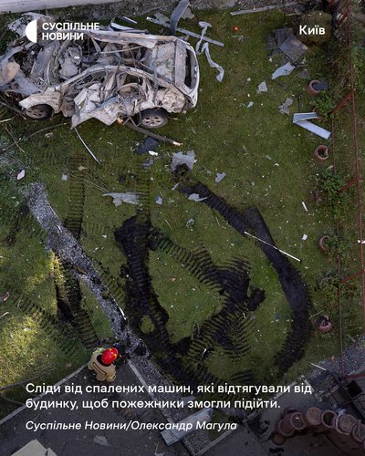 Сліди від спалених машин, які відтягували від будинку у Києві, щоб пожежники могли зайти і шукати тіла загиблих, 23 червня 2025 року