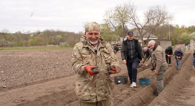 Із військових у фермери: на Черкащині ветеранів вчили вирощувати спаржу Із військових у фермери: на Черкащині ветеранів вчили вирощувати спаржу