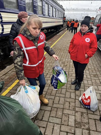 Понад 30 літніх та маломобільних жителів Херсонщини евакуювали на Житомирщину Понад 30 літніх та маломобільних жителів Херсонщини евакуювали на Житомирщину