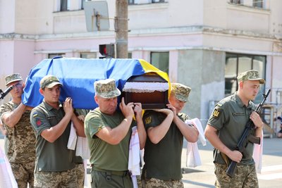 На щиті: громада Черкащини поховала захисника На щиті: громада Черкащини поховала захисника