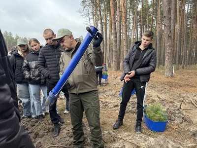 Сосни, дуби та берези: на Полтавщині висадили "Ліс пам’яті" на честь загиблих лісівників Сосни, дуби та берези: на Полтавщині висадили "Ліс пам’яті" на честь загиблих лісівників