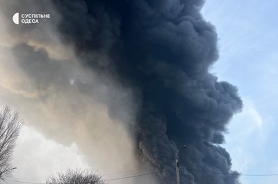 Стовп диму, пошкоджений будинок та вибиті вікна: фото наслідків атаки на Одесу 10 березня Стовп диму, пошкоджений будинок та вибиті вікна: фото наслідків атаки на Одесу 10 березня