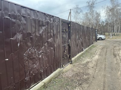 Прострілені ворота одного з будинків в Мощуні Прострілені ворота одного з будинків в Мощуні