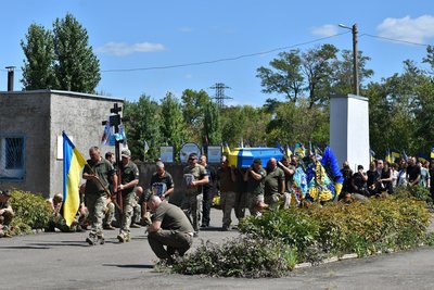 На Миколаївщині провели в останню путь солдата Анатолія Пасічника На Миколаївщині провели в останню путь солдата Анатолія Пасічника